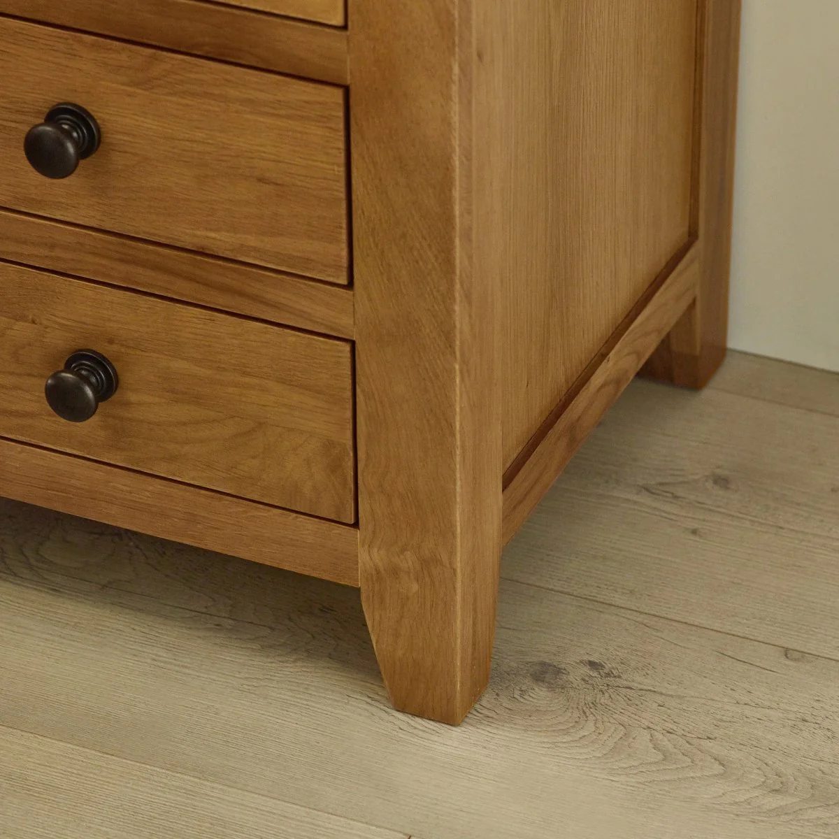 Marlborough Oak 3 Drawer Bedside Table - Image 11